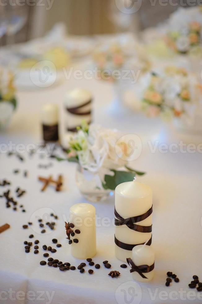 schöne Blumen auf dem Tisch am Hochzeitstag foto