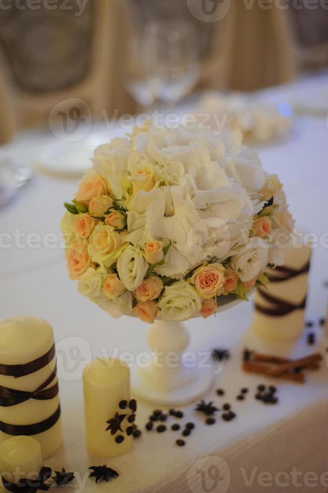 schöne Blumen auf dem Tisch am Hochzeitstag foto