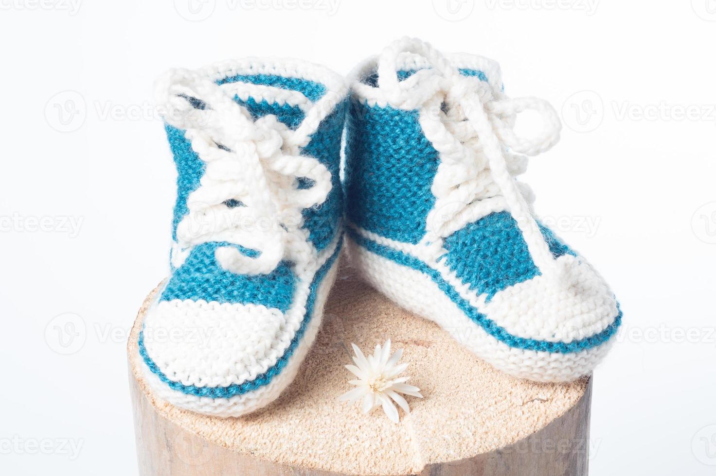 Winter Baby gestrickte Wollschuhe isoliert auf weißem Hintergrund foto