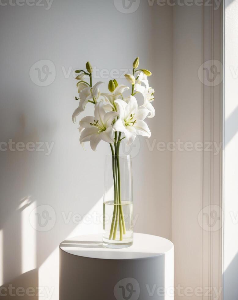 Weiß Blumen im ein Vase auf ein Weiß Sockel mit Sonnenlicht foto