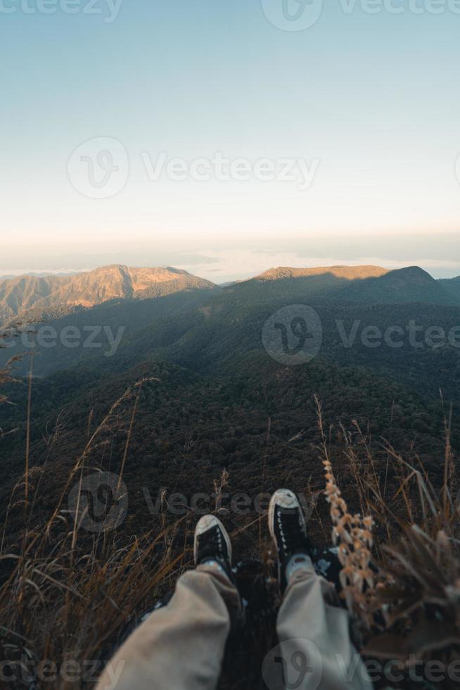 Morgenlicht und Berge, Berge im Sommermorgen und Frühlingsblumen foto