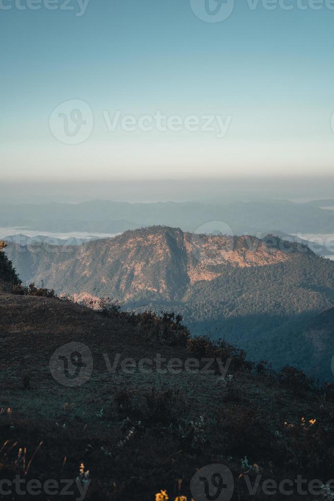 Morgenlicht und Berge, Berge im Sommermorgen und Frühlingsblumen foto