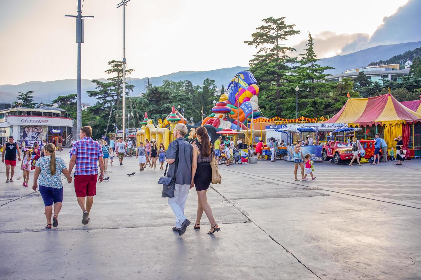 yalta, krim-22. juni 2015 - stadtlandschaft mit blick auf den damm und die leute, die durch die stadt gehen. foto