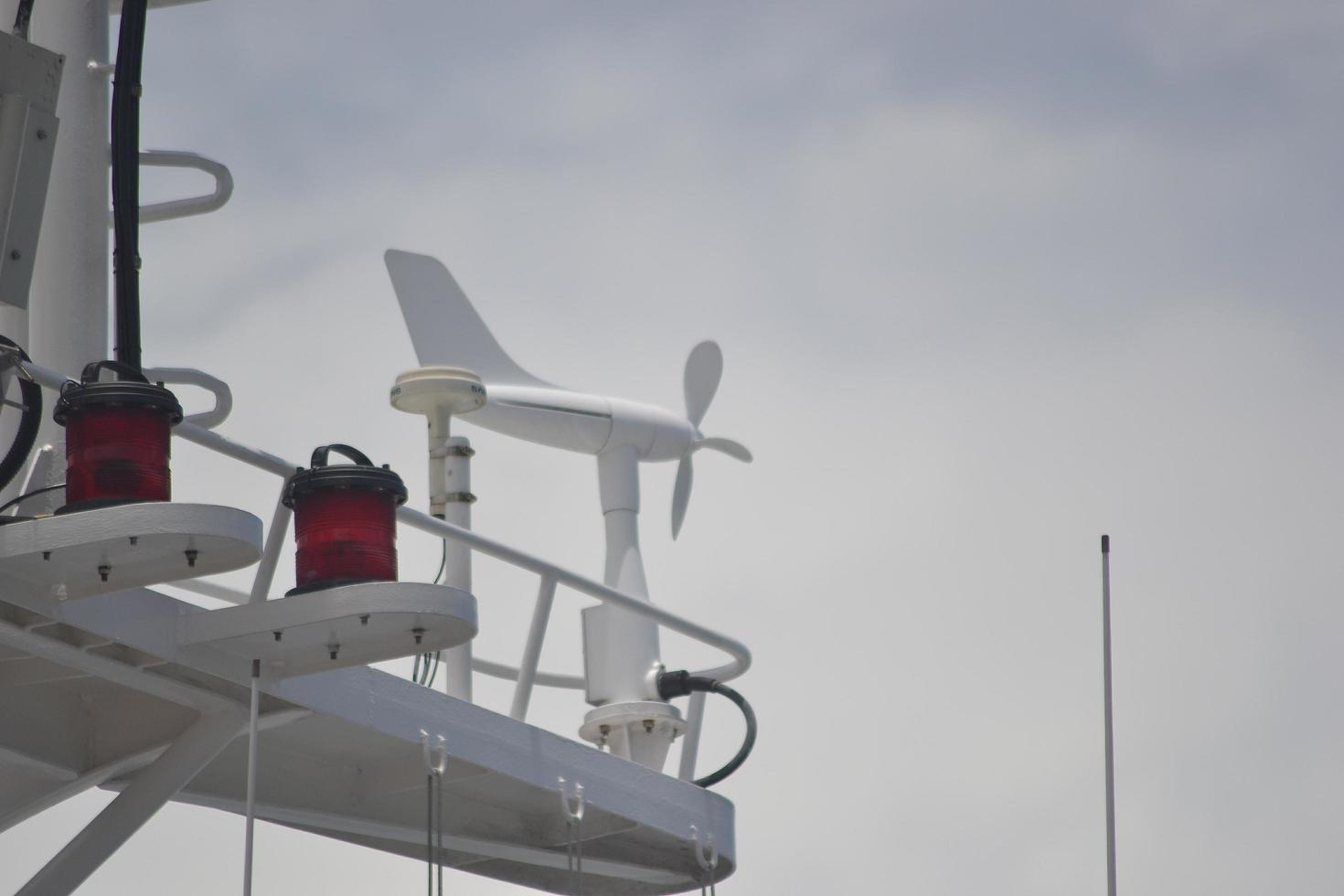 Navigationsausrüstung auf einem modernen Schiff foto