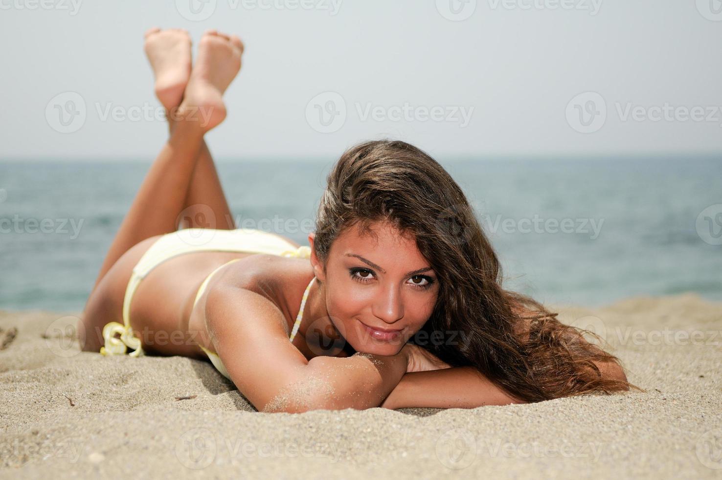 Frau mit schönem Körper an einem tropischen Strand foto