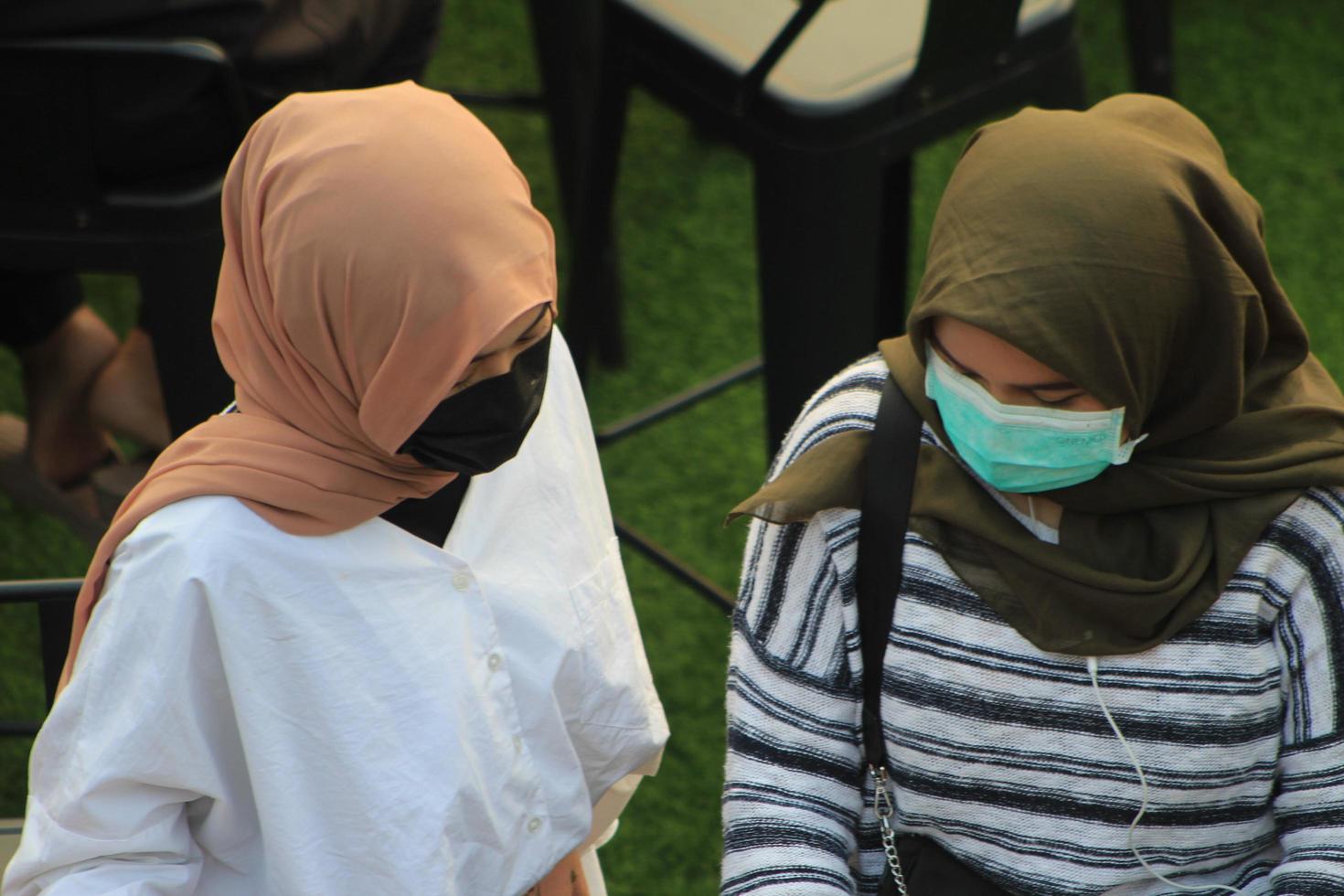 jakarta, indonesien - 26. februar 2021. zwei weitere frauen diskutieren in einem café foto