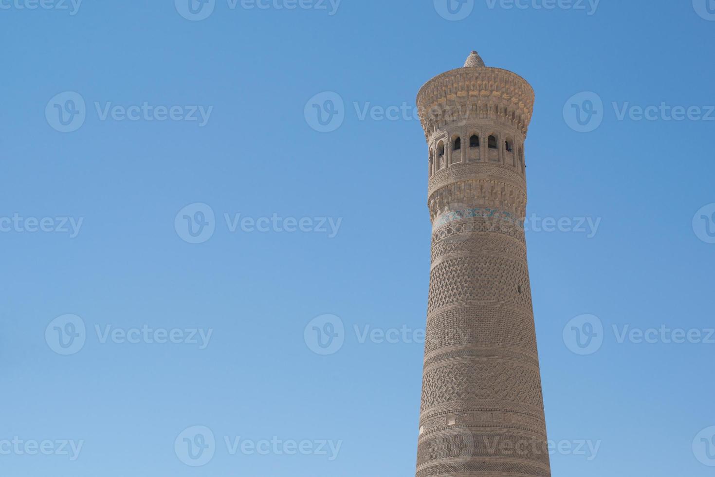 hoher ovaler Turm aus Ziegeln, alte asiatische Gebäude. die Details der Architektur des mittelalterlichen Zentralasiens foto