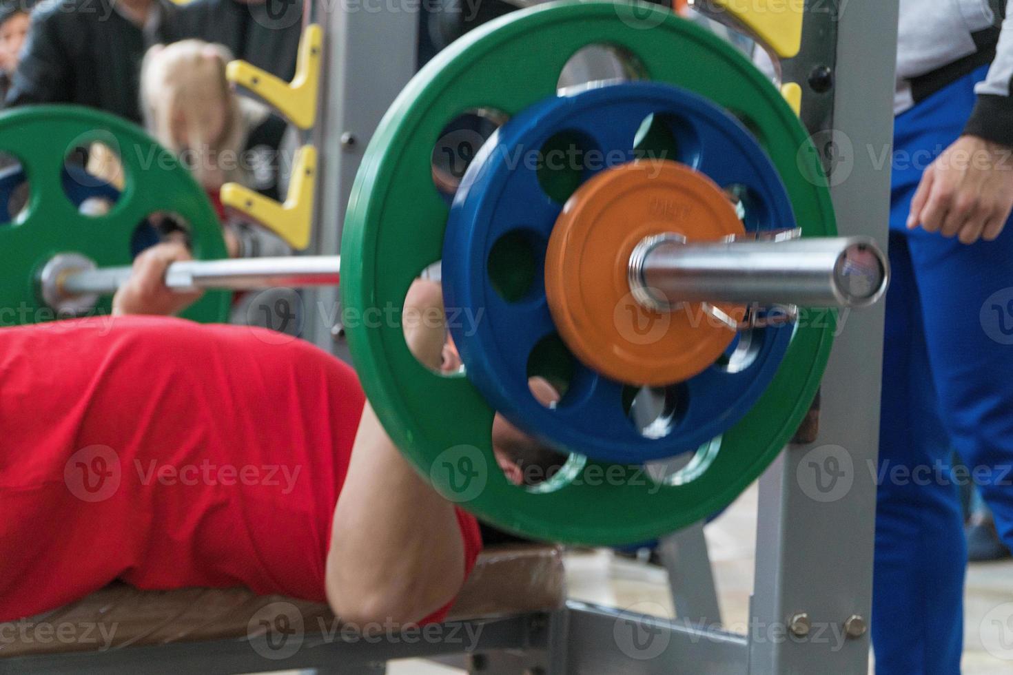 Bankdrücken im Fitnessstudio. Wettkampf und Turnier foto