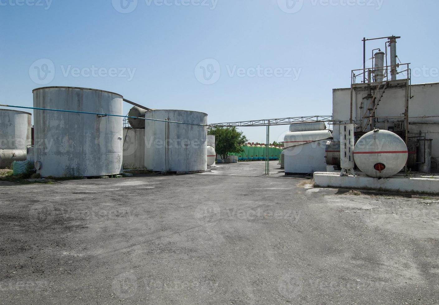 Lagertank und Gebäude foto