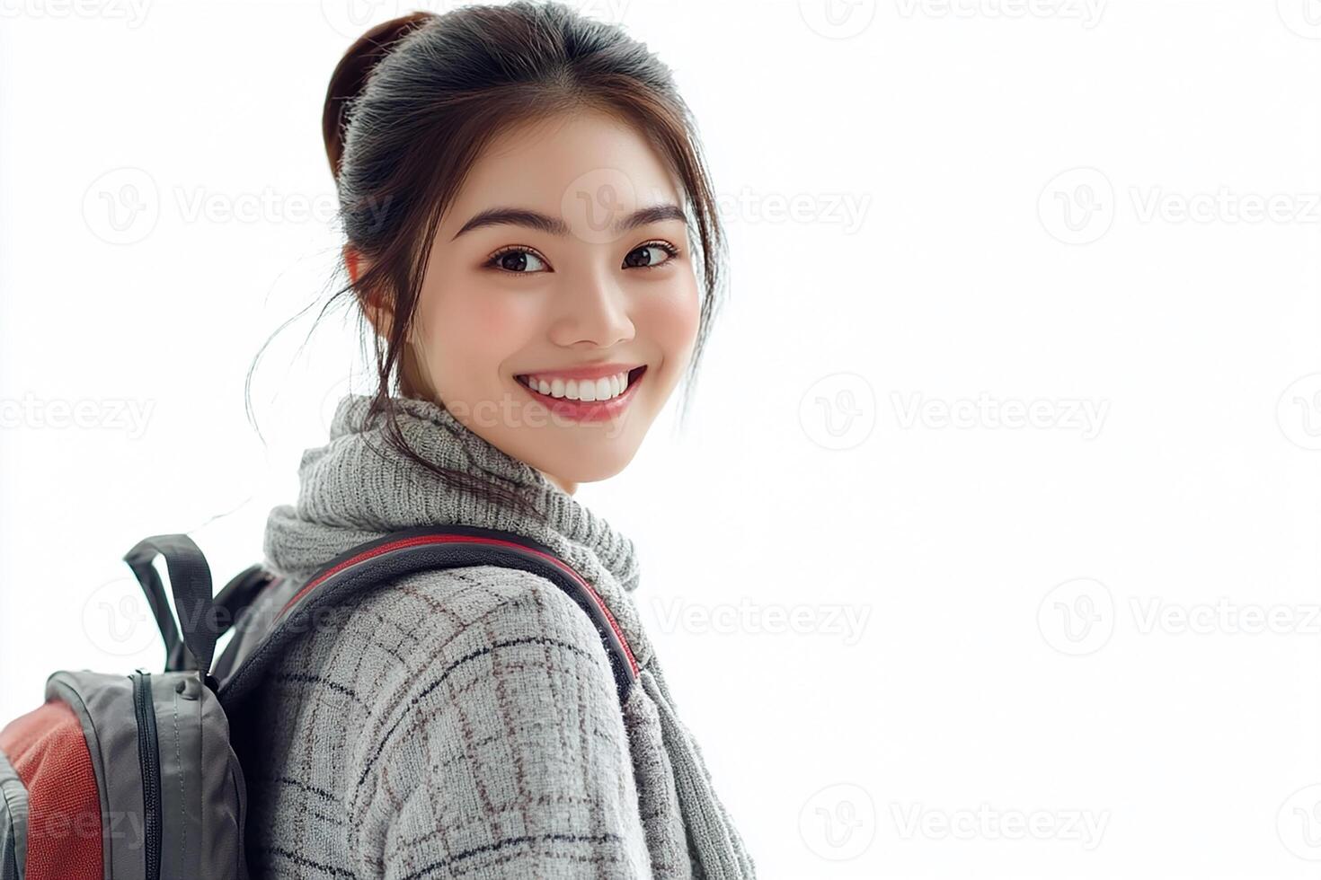 ein Frau mit ein Rucksack lächelnd foto