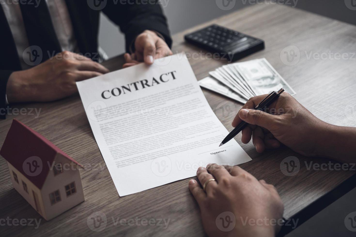 Kunde schreibt Unterschrift auf Papiervertrag mit Immobilienmakler mit neuem Wohnkonzept. foto