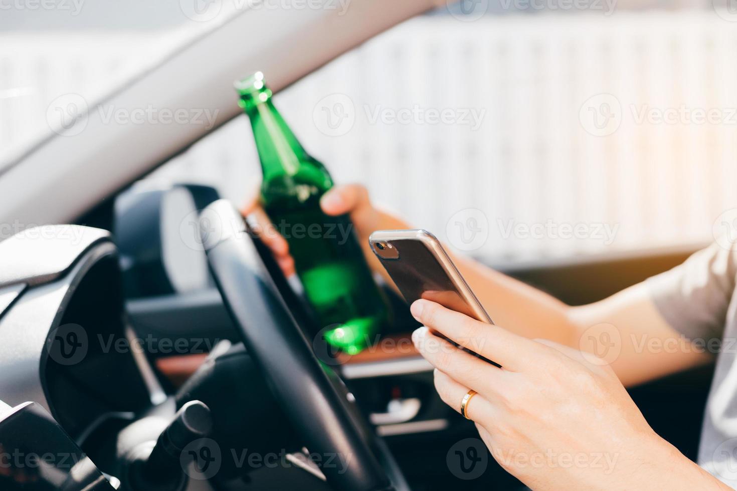 asiatische männer trinken alkohol im auto und benutzen handys während der fahrt. foto