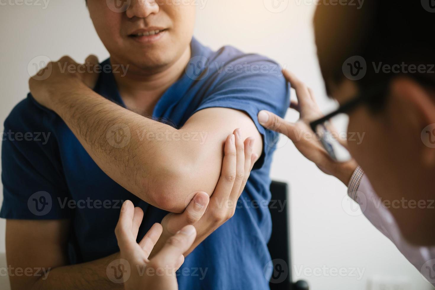 physiotherapeuten überprüfen die ellbogen der patienten im büro der klinik. foto