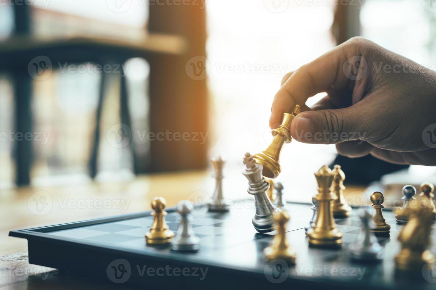 geschäftsmann, der schachspiel spielt, schlägt gegner mit strategiekonzept. foto