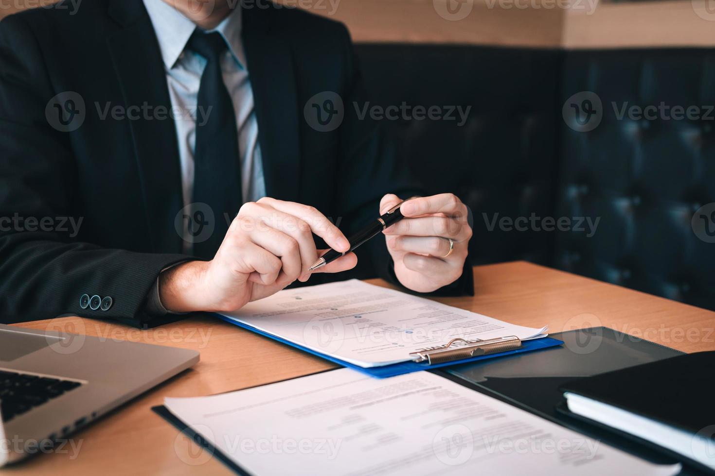 job interviewer manager wartender mitarbeiter kommt ins zimmer büro. foto