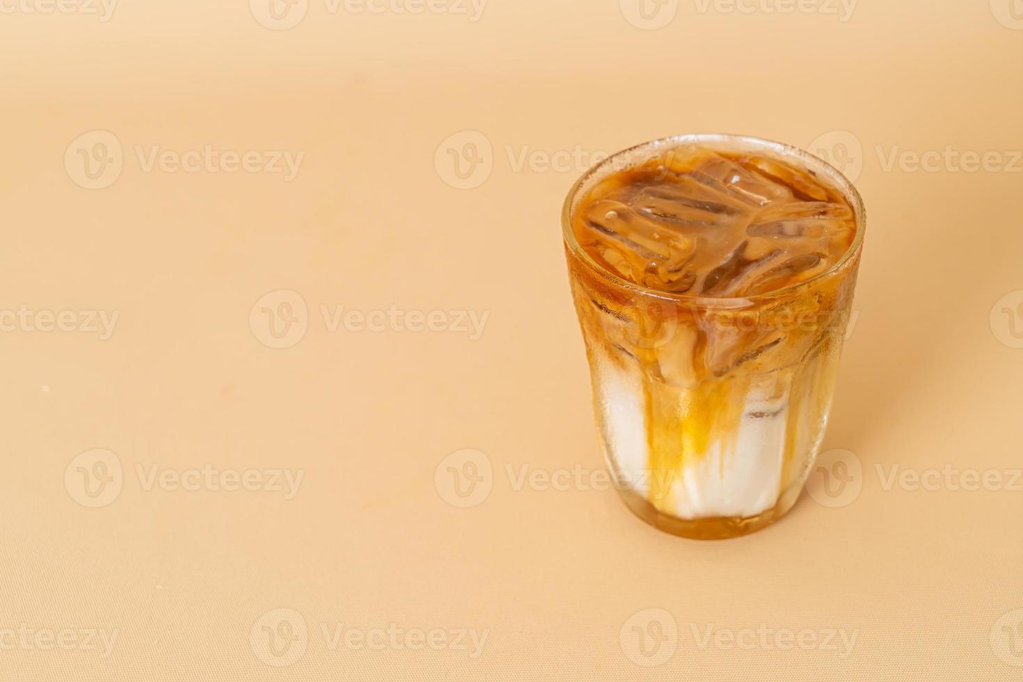 Karamell-Macchiato-Kaffee im Glas foto