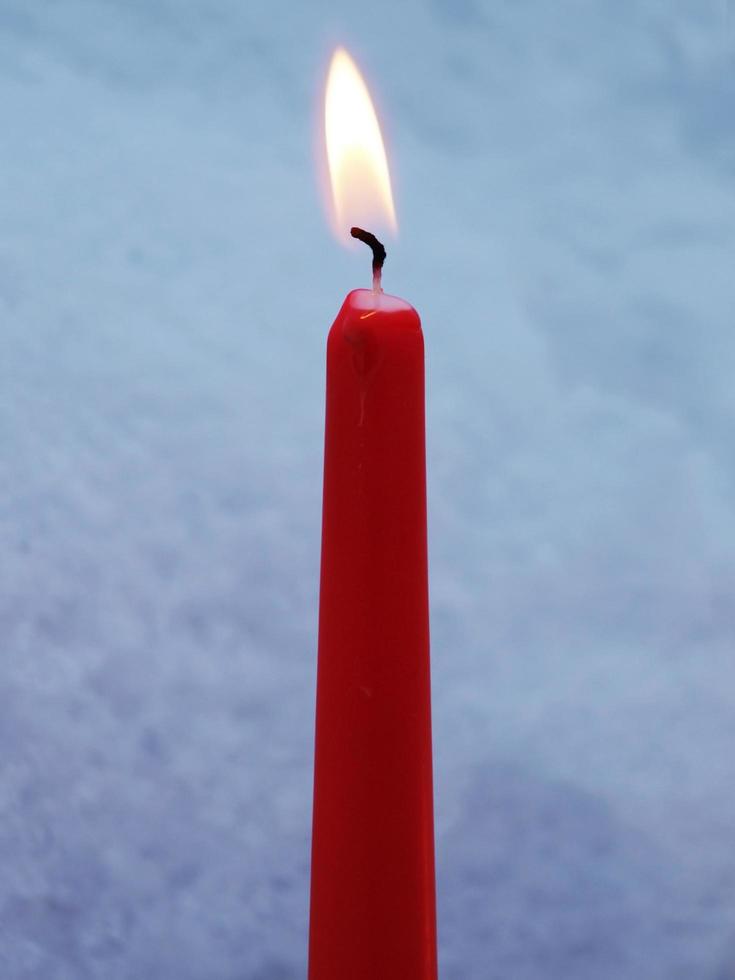 Kerze mit Flamme im Winter foto