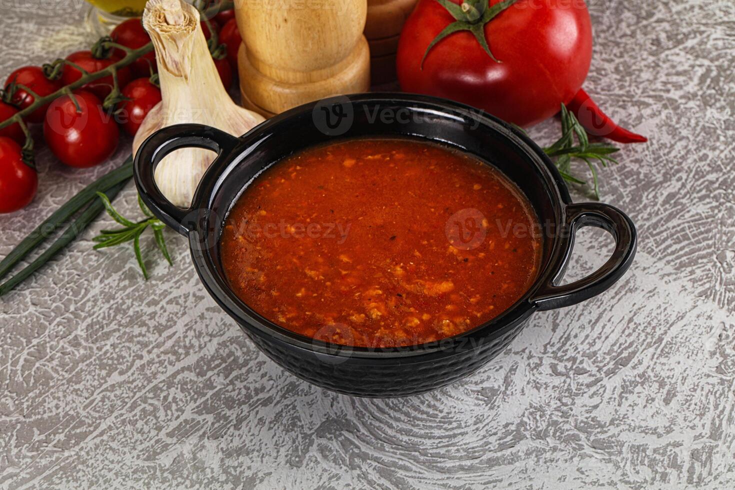 heiß Tomate Suppe mit gewürfelt Hähnchen foto