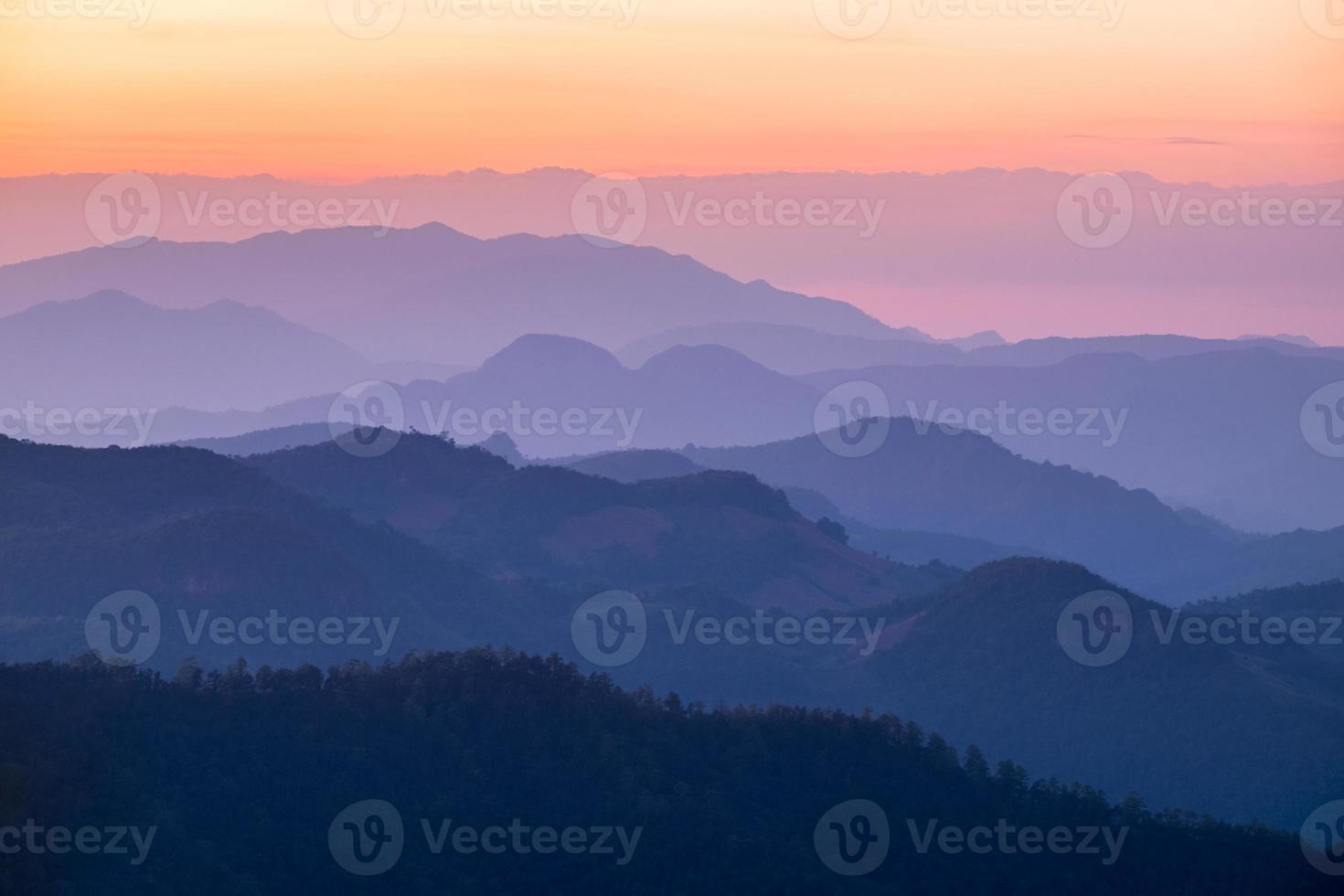 Schichtberg bunt bei Sonnenuntergang foto