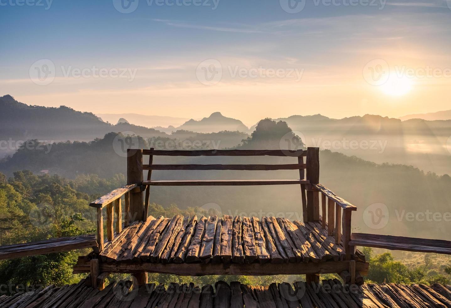 Aussichtspunkt Holzterrasse mit Sonnenberg am Morgen foto