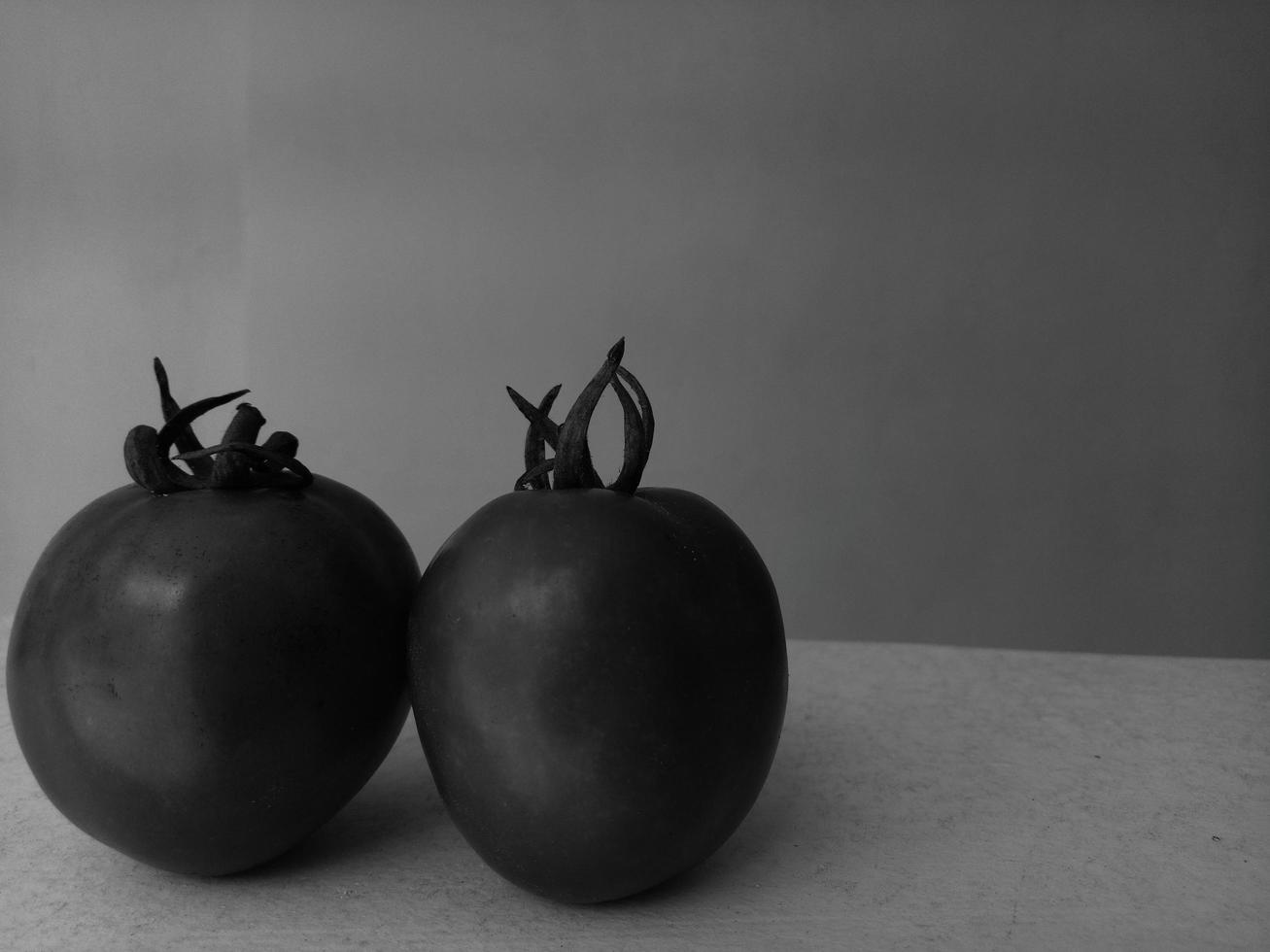 Foto von zwei Tomaten im Schwarz-Weiß-Stil. monochromes Foto.