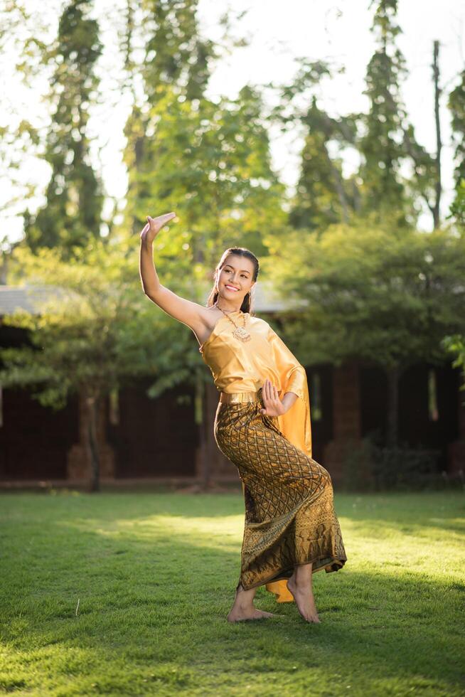 schöne Frau in typischem thailändischem Kleid foto