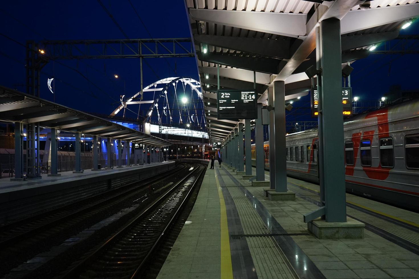 Sotschi, Russland 21. Mai 2014 - ein neuer Bahnhof im Stadtteil Adler von Sotschi in der Nacht foto