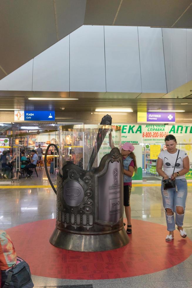 sotschi, russland - 10. juni 2018 - das innere des adlerbahnhofs. foto