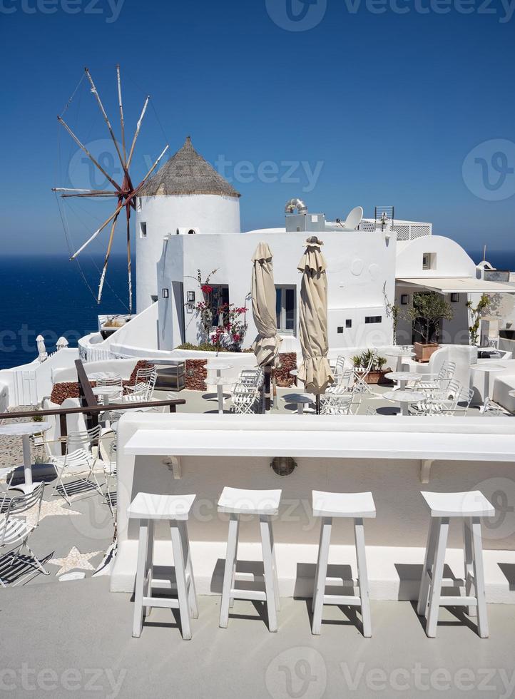 Windmühle im Dorf Oia auf der Insel Santorini, Griechenland. foto