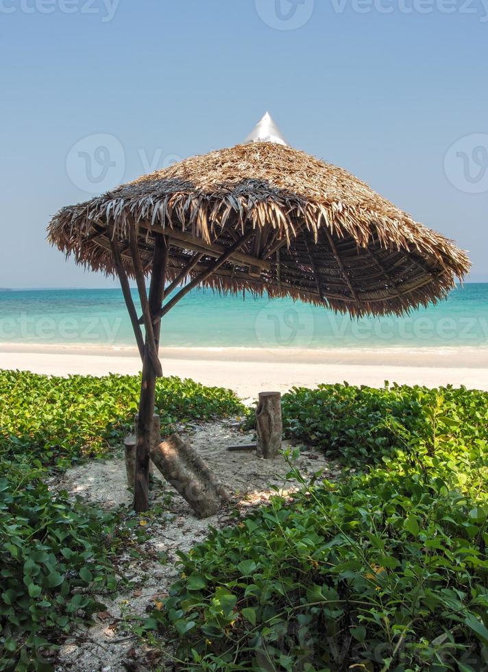 Weg zum idyllischen Strand auf Havelock, Andamanen- und Nikobareninsel in Indien foto