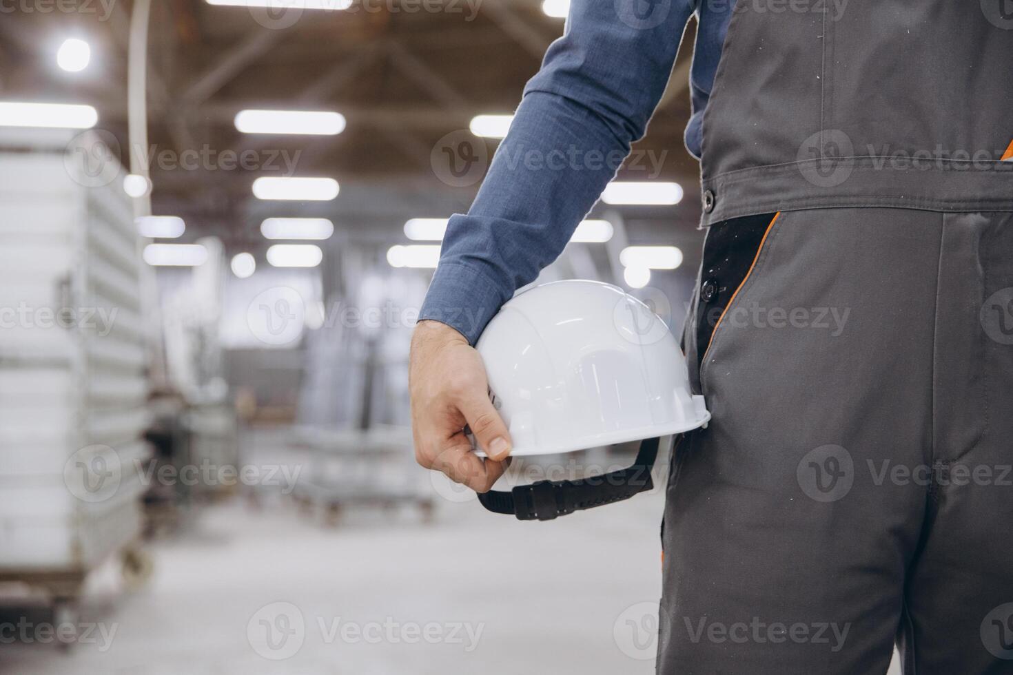 Fabrik Arbeiter halten Weiß Sicherheit Helm im Aluminium und pvc Fenster und Türen Produktion foto