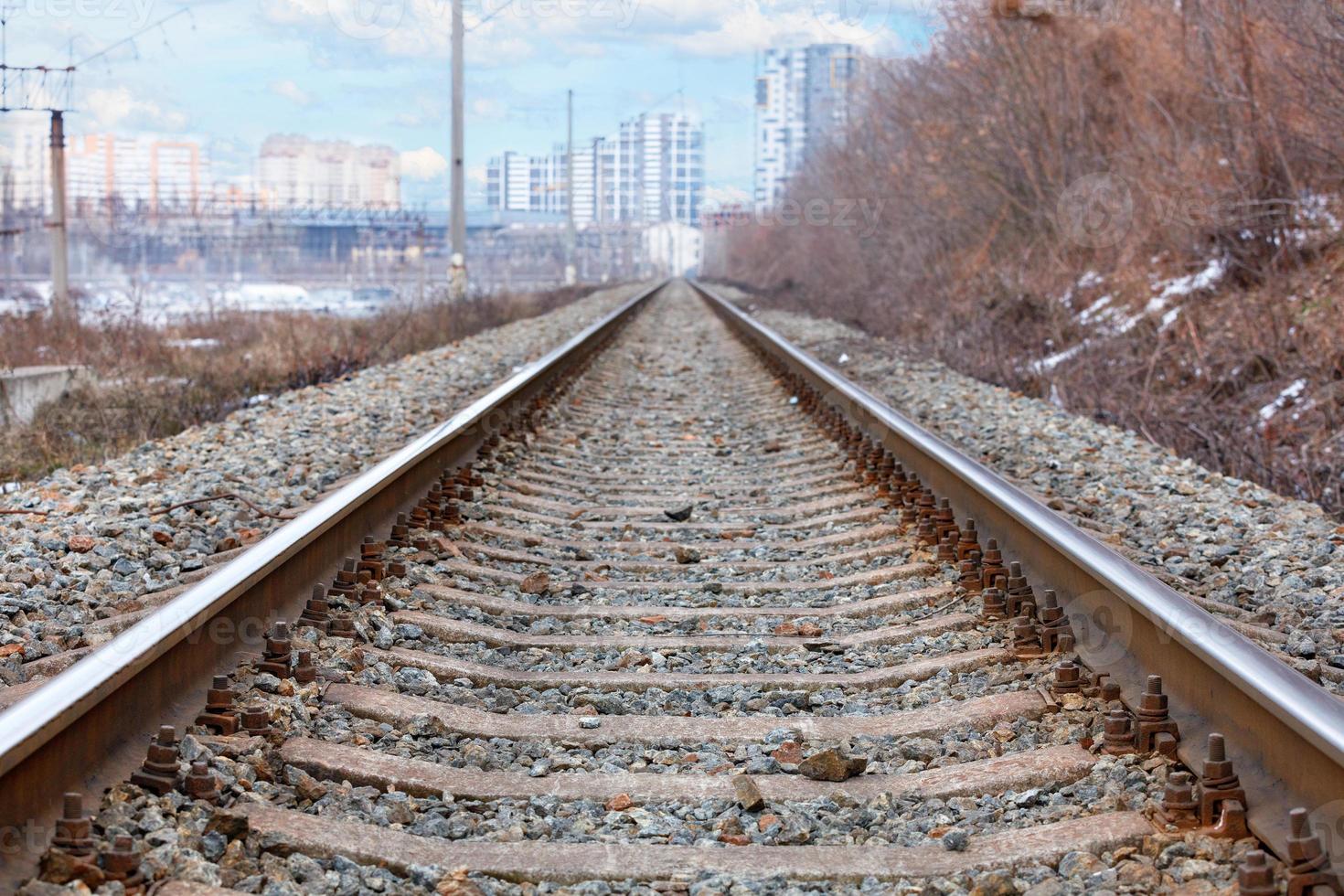 parallel verlaufende Bahngleise gehen in die Ferne der Stadtlandschaft. foto