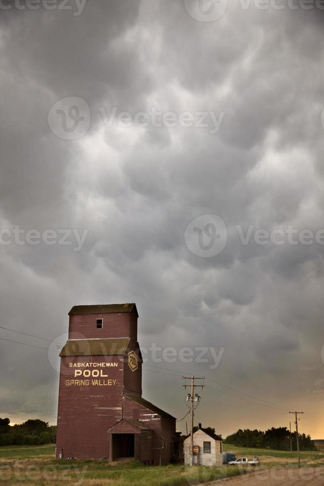 Sturmwolken Saskatchewan Getreideheber foto