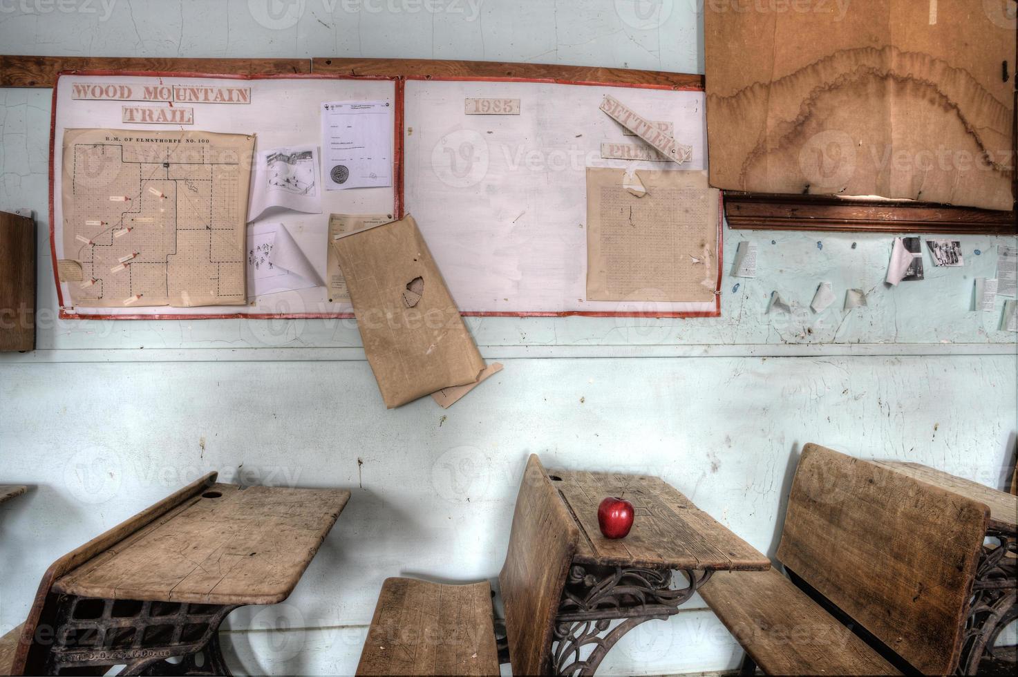 verlassenes Schulhaus roter Apfel foto