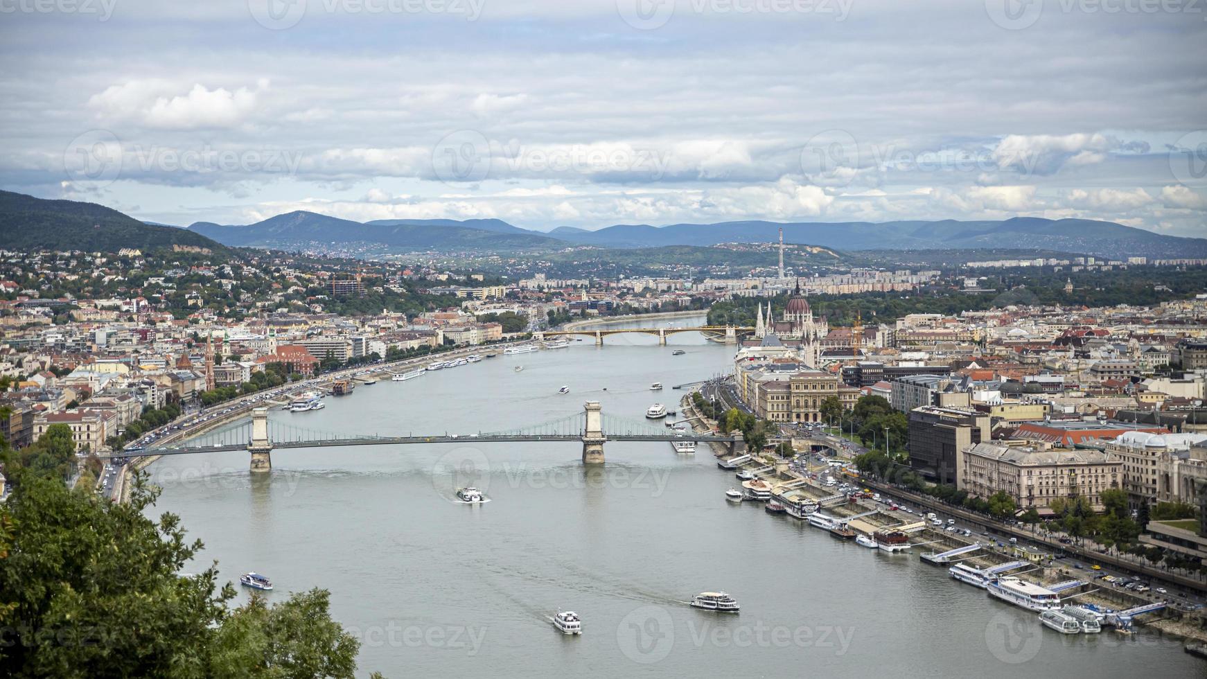 Luftaufnahme der Skyline von Budapest und der Elisabethbrücke. foto