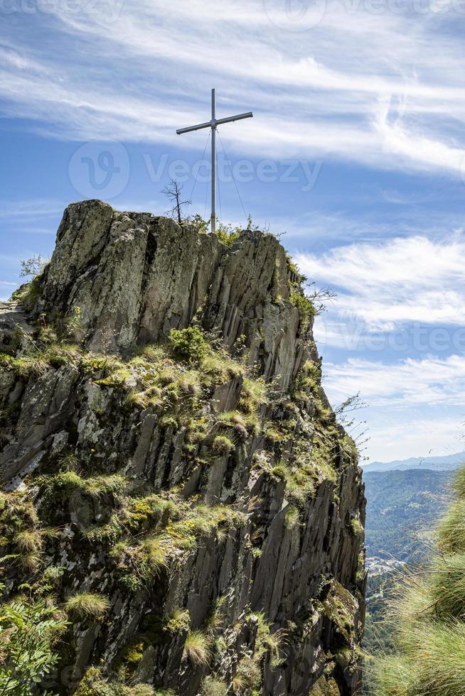 Blick auf Nadelwälder und felsige Berge in Bulgarien mit Kreuz darauf. foto