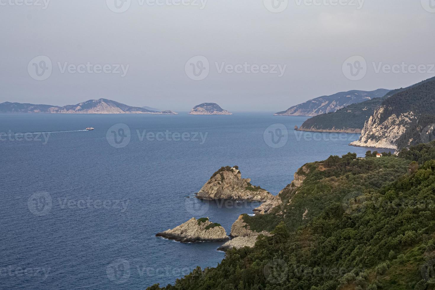 die kapelle des heiligen johannes des täufers, die in dem erfolgreichen filmmusical „mama mia“ zu sehen ist, thront dramatisch auf der spitze eines felsenfingers vor der insel skopelos in der ägäis in griechenland. foto