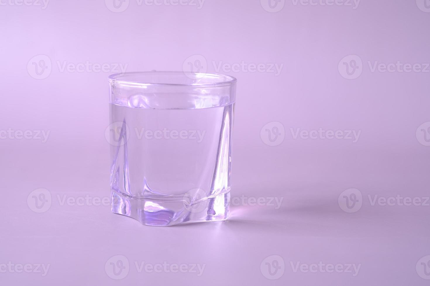 frischer Trinkfresser in einem violetten Farbglas foto