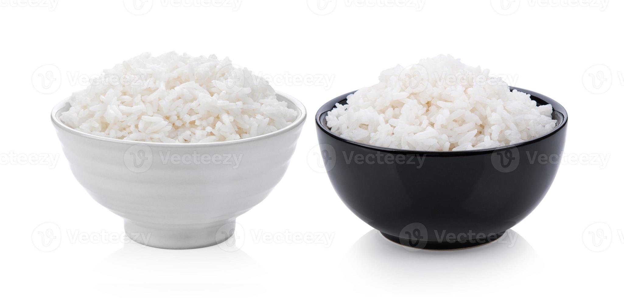gekochter Reis in Keramikschale auf weißem Hintergrund foto