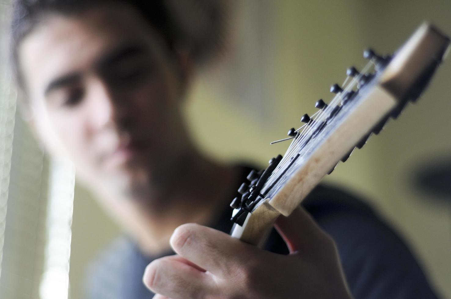 Rockstar spielt solo auf der Gitarre. foto