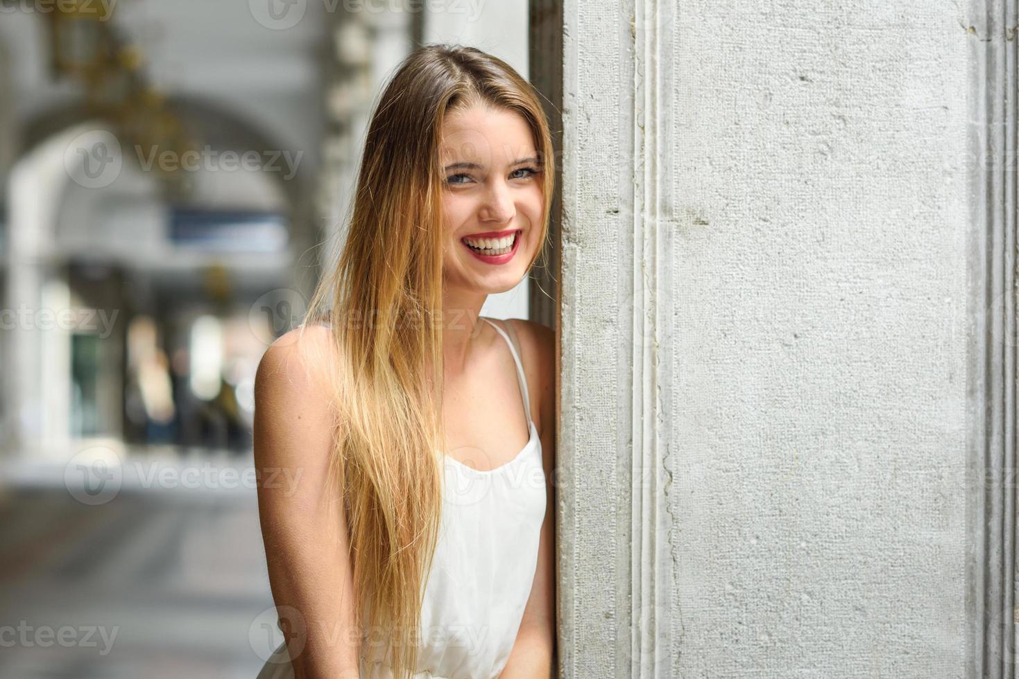 schönes blondes Mädchen im städtischen Hintergrund foto