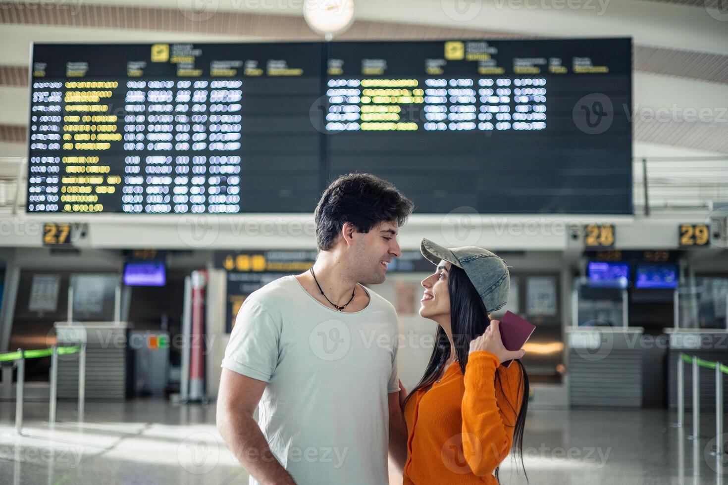 jung Paar von Reisende zeigen ihr Reisepass im das Terminal foto