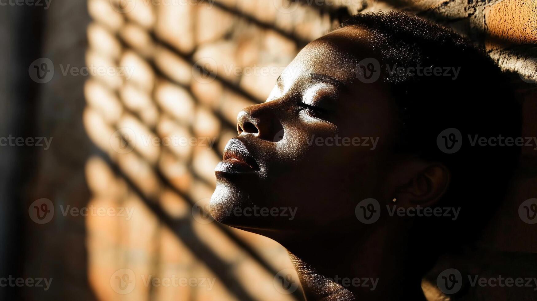 elegant Porträt von ein schwarz Frau genießen Sonnenlicht gefiltert durch Schatten foto