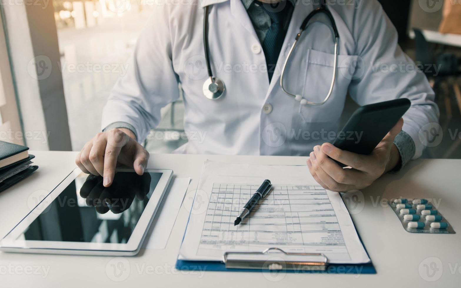 asiatischer arzt, der das tablet verwendet, um den zustand des patienten und das behandlungsergebnis zu erklären. foto