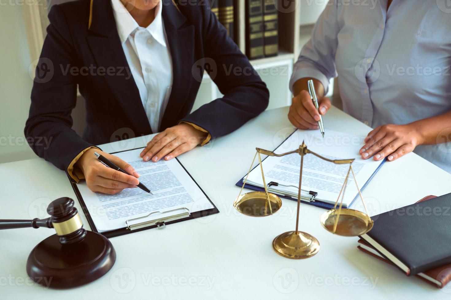 Der Wirtschaftsanwalt berät derzeit den Prozess des Mandanten in der Anwaltskanzlei. foto