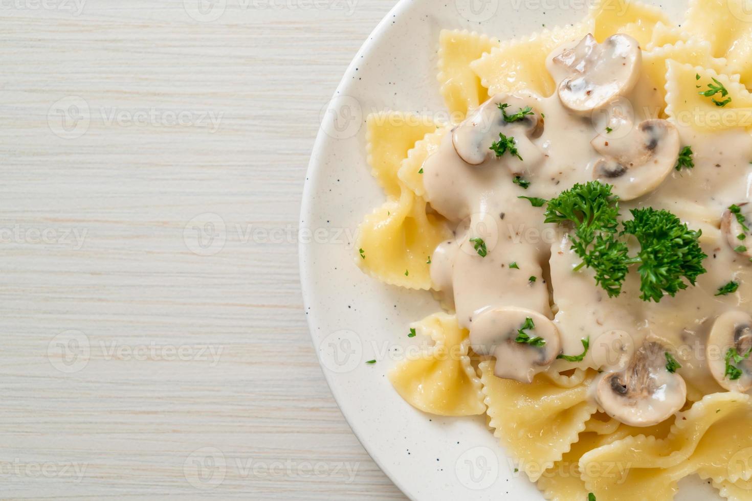 Farfalle Pasta mit Champignon weißer Sahnesauce foto