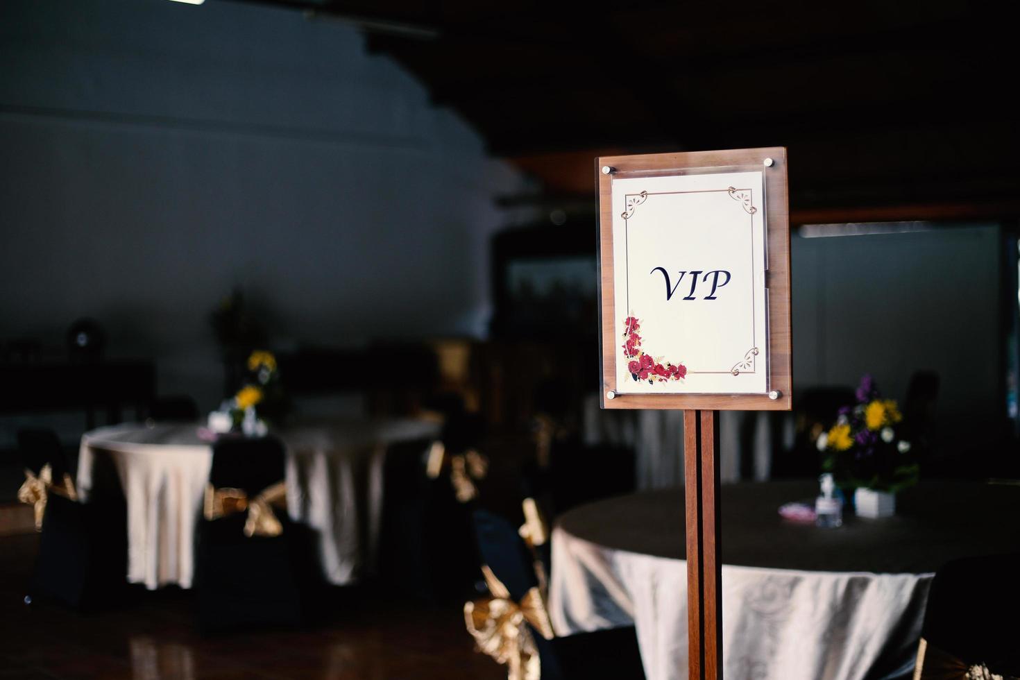 Hochzeitsbogen, Hochzeit, Hochzeitsmoment, Hochzeitsdekoration, Blumen, Stühle, Zeremonie im Freien im Freien foto