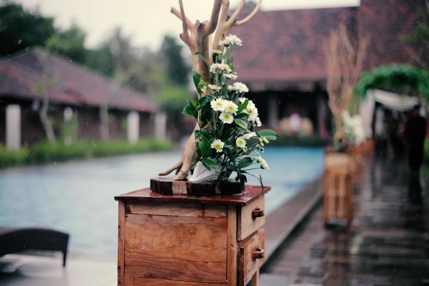 Hochzeitsbogen, Hochzeit, Hochzeitsmoment, Hochzeitsdekoration, Blumen, Stühle, Zeremonie im Freien im Freien foto