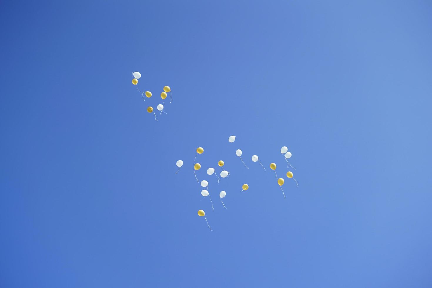 bunte Luftballons in der Luft foto