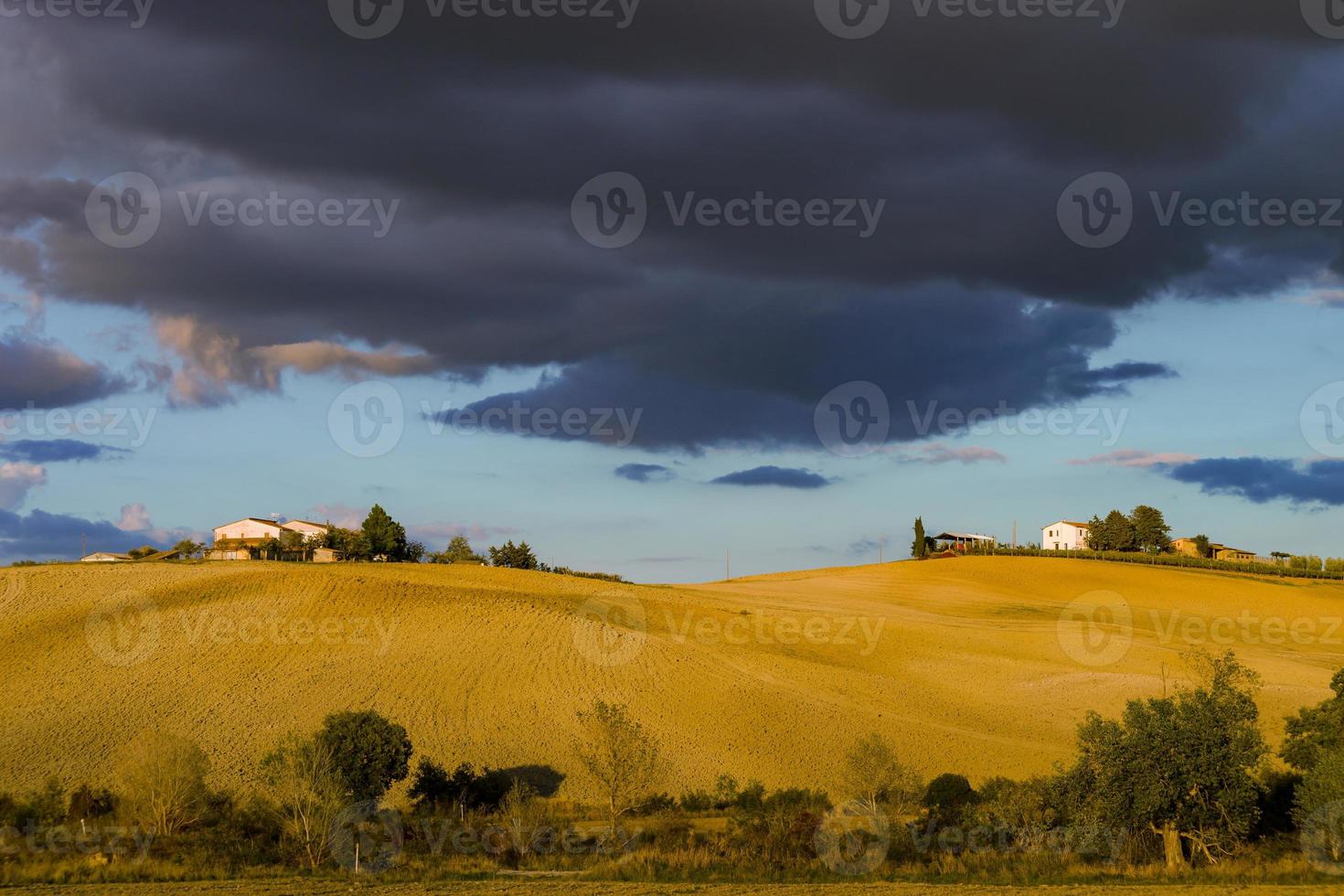 Villa in Italien, altes Bauernhaus in den Wellen der toskanischen Felder und Hügel foto